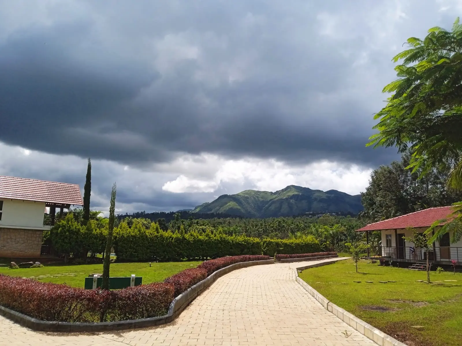 What Makes 7 Heaven Villas One of the Best Resorts Near Mullayanagiri